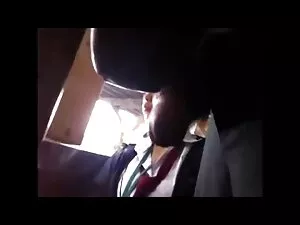 女の子は旅行のために支払うためにコックを ...