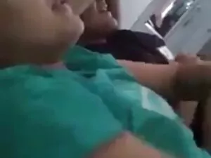 トイレでの厄介な異人種間のセックス。 女 ...