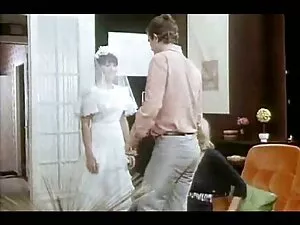 Busty 女性 が 見る エッチ ビデ ...