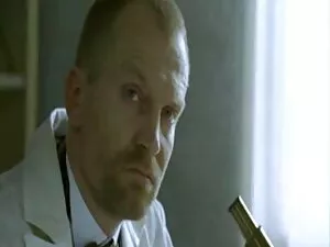 華やかな金髪と彼女のタイトなピンクの商品 ...