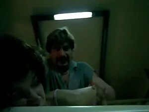 エミリーは偽のチケット検査官に買収されま ...