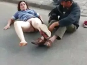 制服のスカートを持ち上げてファック。 女 ...