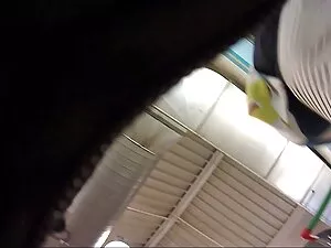 バスタブの中で情熱的に彼を助ける 女の子 ...