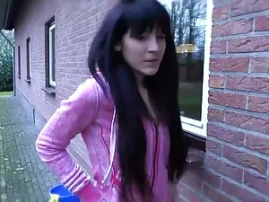 彼女が悲鳴を上げるまで、女性の猫を貼り付 ...