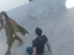 空腹アジアのツバメ彼の負荷 女性 でも  ...