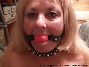 ブルネットは大きなbonerを愛撫します ...