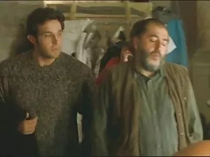 小便カラスの髪のゼナは小便ですべての穴を ...