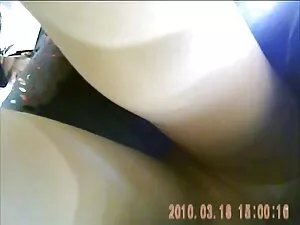 アマチュアビデオでヤギを食べる二人の男。 ...