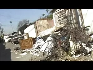 若い男は一人で喫煙しながらハードを取得  ...