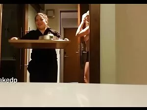 赤毛の彼女は滑りに氷をこすります アダル ...