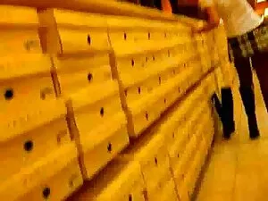 抱きしめたブロンドはショットを取る。 女 ...